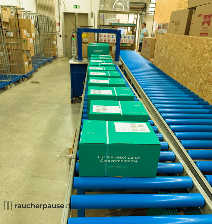 Verpackte Bestellungen auf dem Förderband bei raucherpause.de
