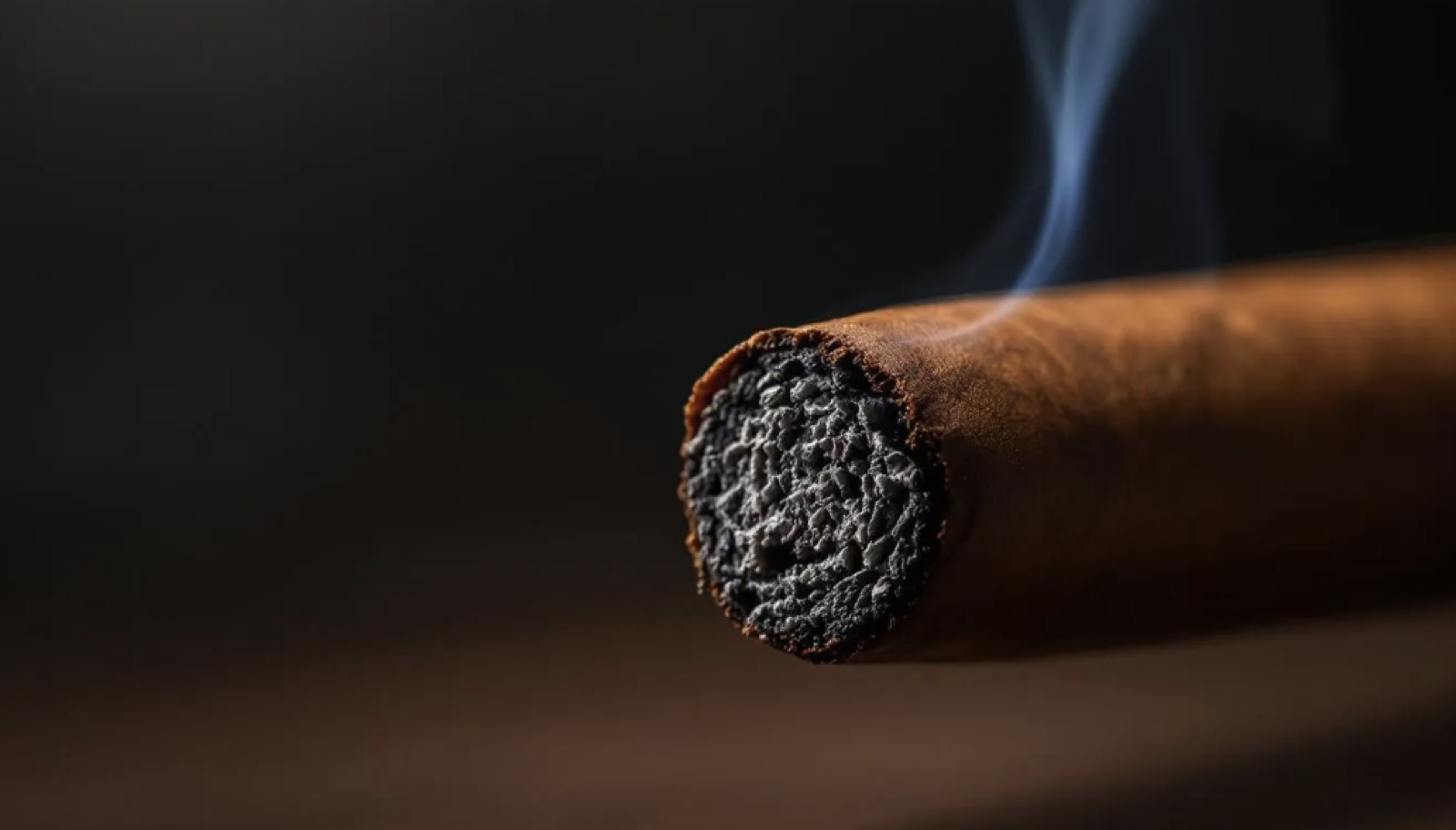 Brennende Montecristo Zigarillo 