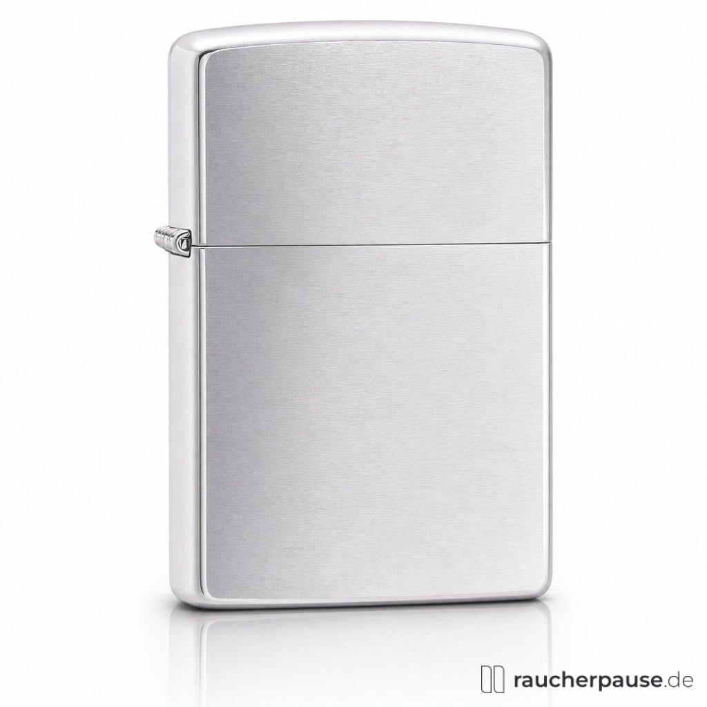 Zippo Feuerzeug Chrom gebürstet in quadratischer Box mit glänzender Oberfläche und Zippo-Logo.
