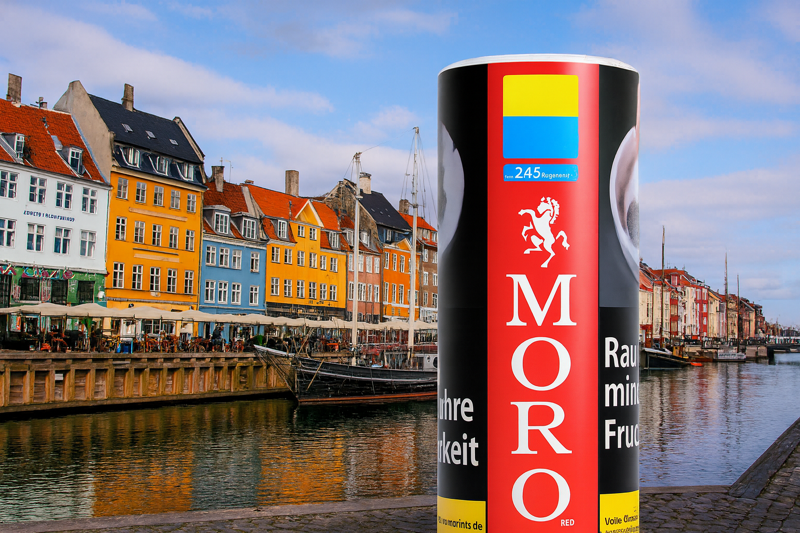 Moro Tabak Dose vor bunten Häusern in Dänemark