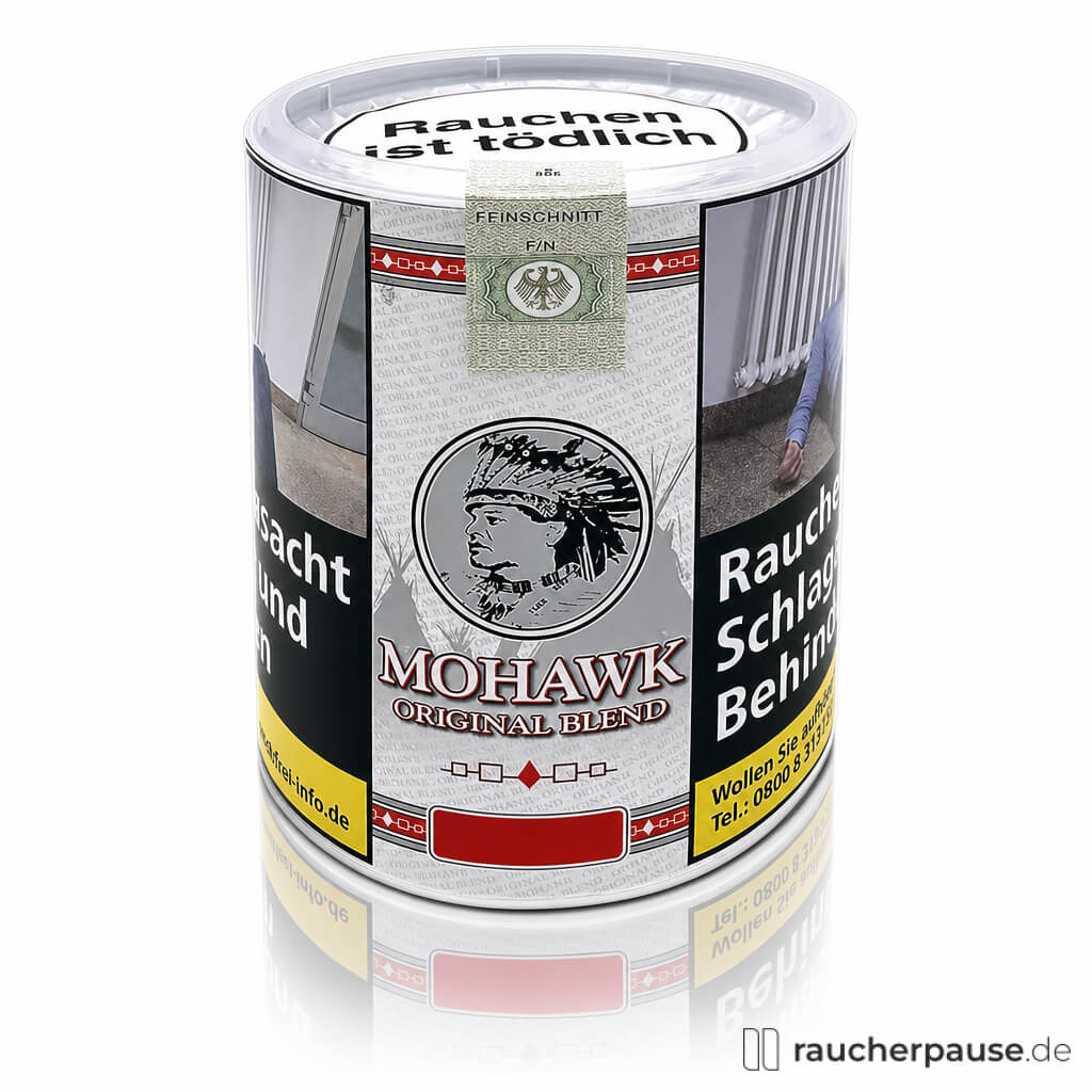 Die 100g Dose von Mohawk Original Blend, Feinschnitt, in silbernem Design mit roten und schwarzen Akzenten, zeigt das stilisierte Logo auf dem Vordergrund, vor einem Hintergrund mit einer Person.