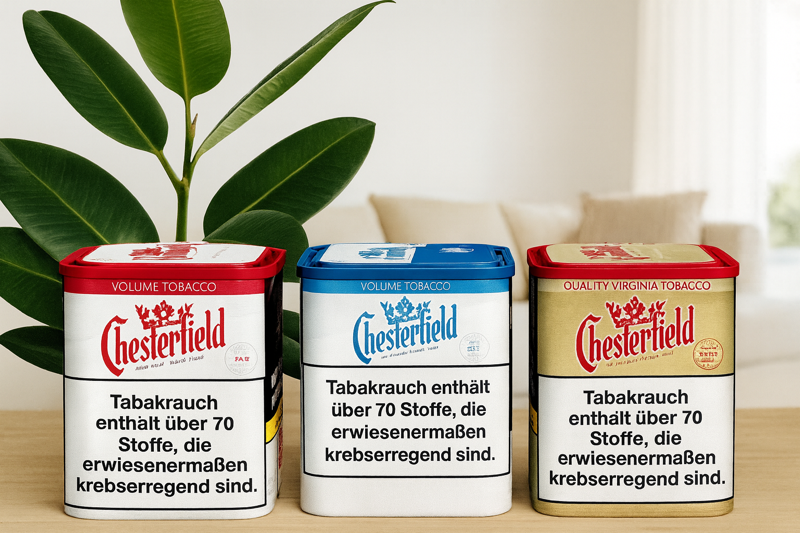 Alle drei Chesterfield Sorten in Dose in einem Wohnzimmer mit Pflanze und Couch im Hintergrund