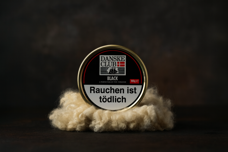 Danske Club Tabak Dose auf einem Schaafswolle Bällchen