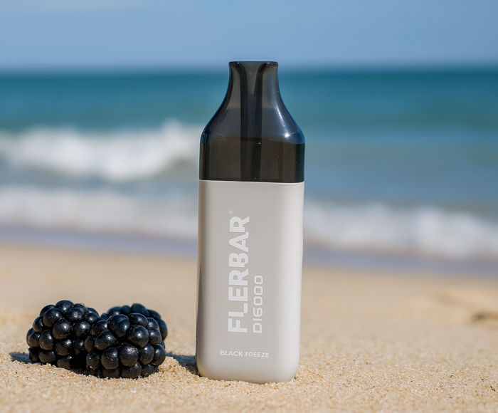 Flerbar Vape Blackberry am Strand, im Sand mit Brombeeren daneben