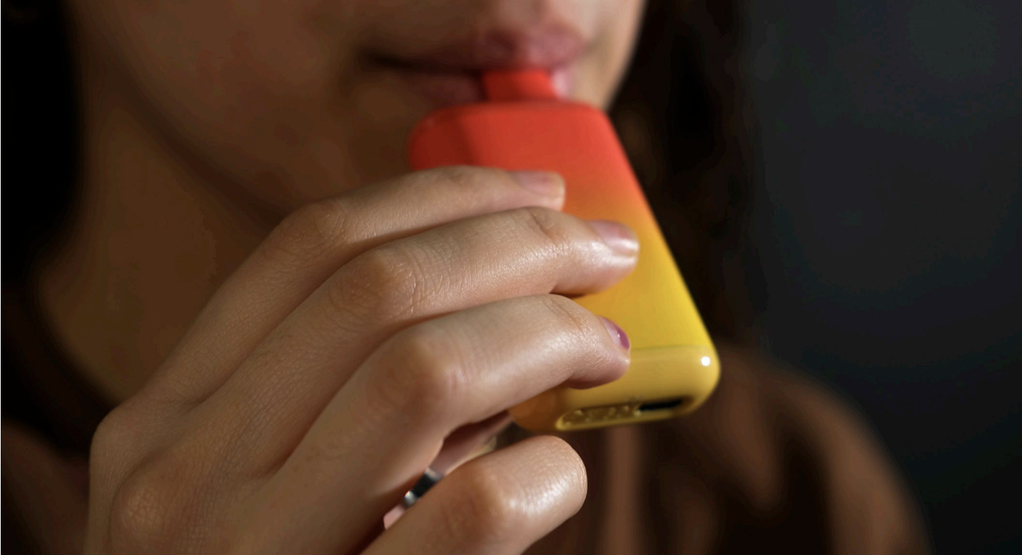 gelb orange vape wird geraucht