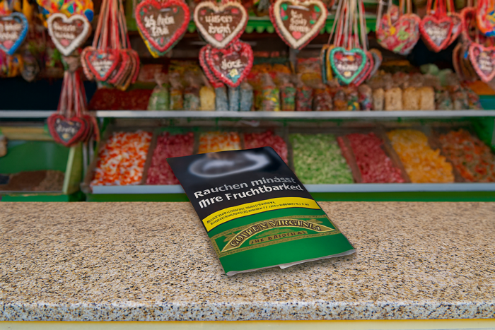 Golden Virginia Tabak Pouch auf einer Kirmes am Süßstand