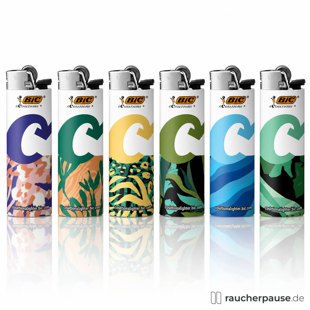 BIC Maxi J26 Feuerzeug Ecolution in verschiedenen Designs und Farben wie Blau, Grün und Orange mit gelbem Logo und Sicherheitsverschluss.
