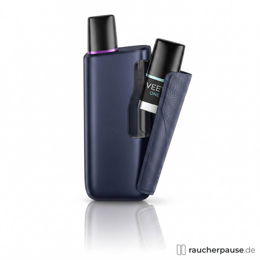 VEEV ONE PLUS Twilight Navy Basisgerät in dunkelblauer Verpackung mit schwarz-goldenem Deckel und transparentem Fenster, umgeben von einem dunkelblauen, lederähnlichen Etui mit Silberlogo.