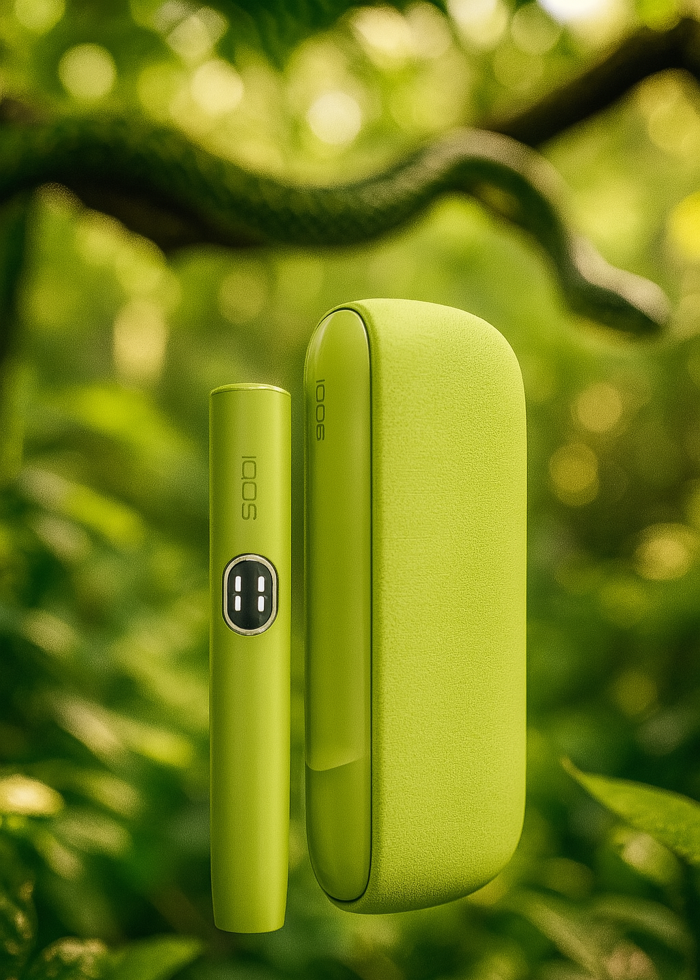 IQOS Iluma i in grün mit Dschungel Hintergrund, Schlange 