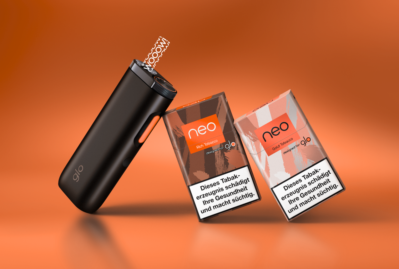 links glo Gerät und rechts zwei packungen neo tabaksticks