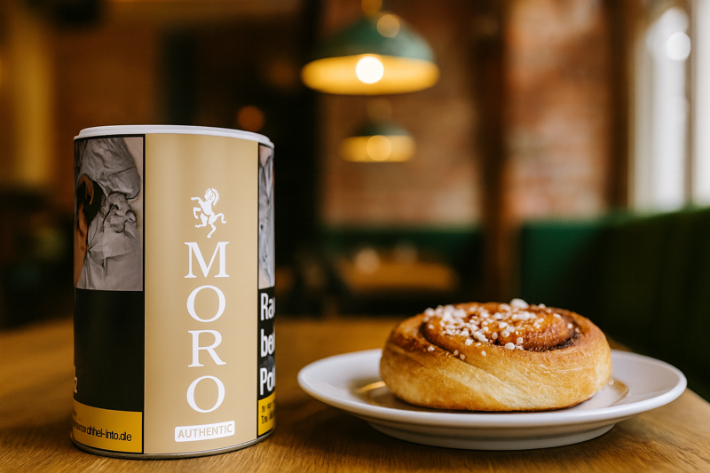 Moro Tabak authentic Dose neben einer Zimtschnecke