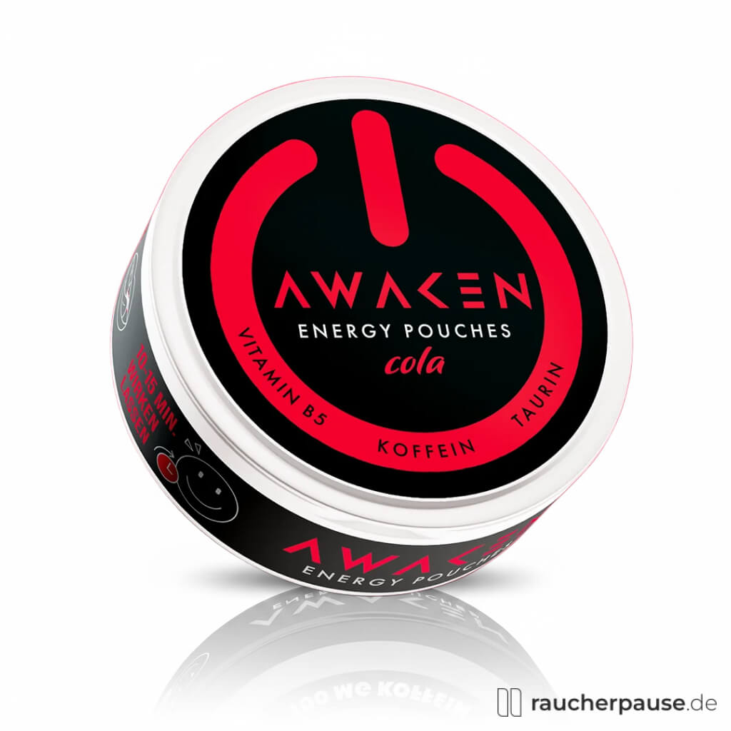 Awaken Cola Energy Pouches in schwarzer, kugelförmiger Dose mit glänzender Oberfläche und rotem, weißem Logo mit Power-Schalter.