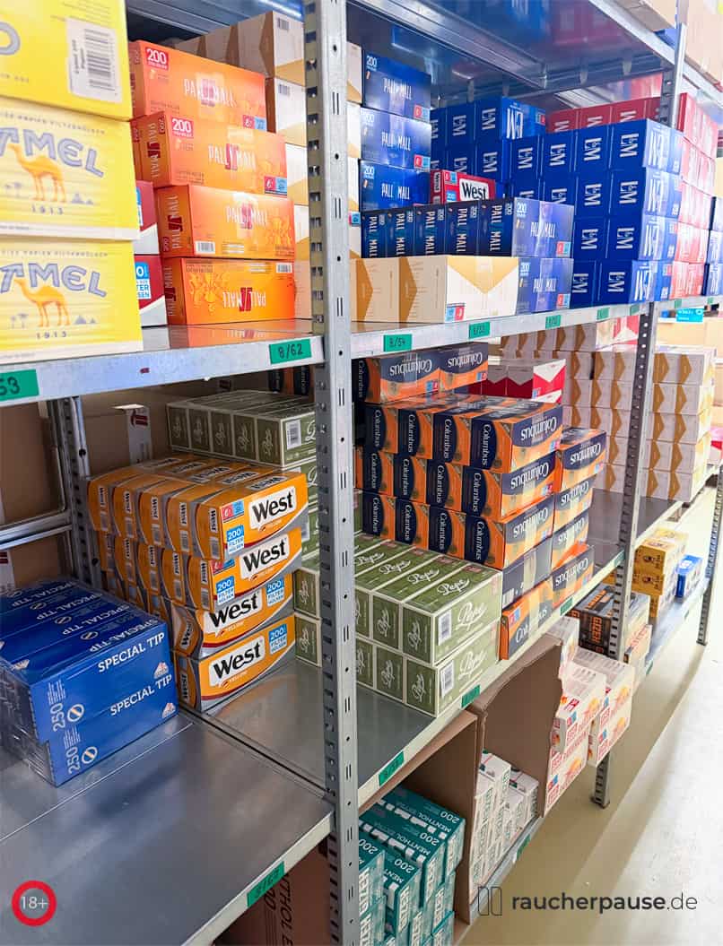 Lagergang mit Produkten im Lager von raucherpause.de