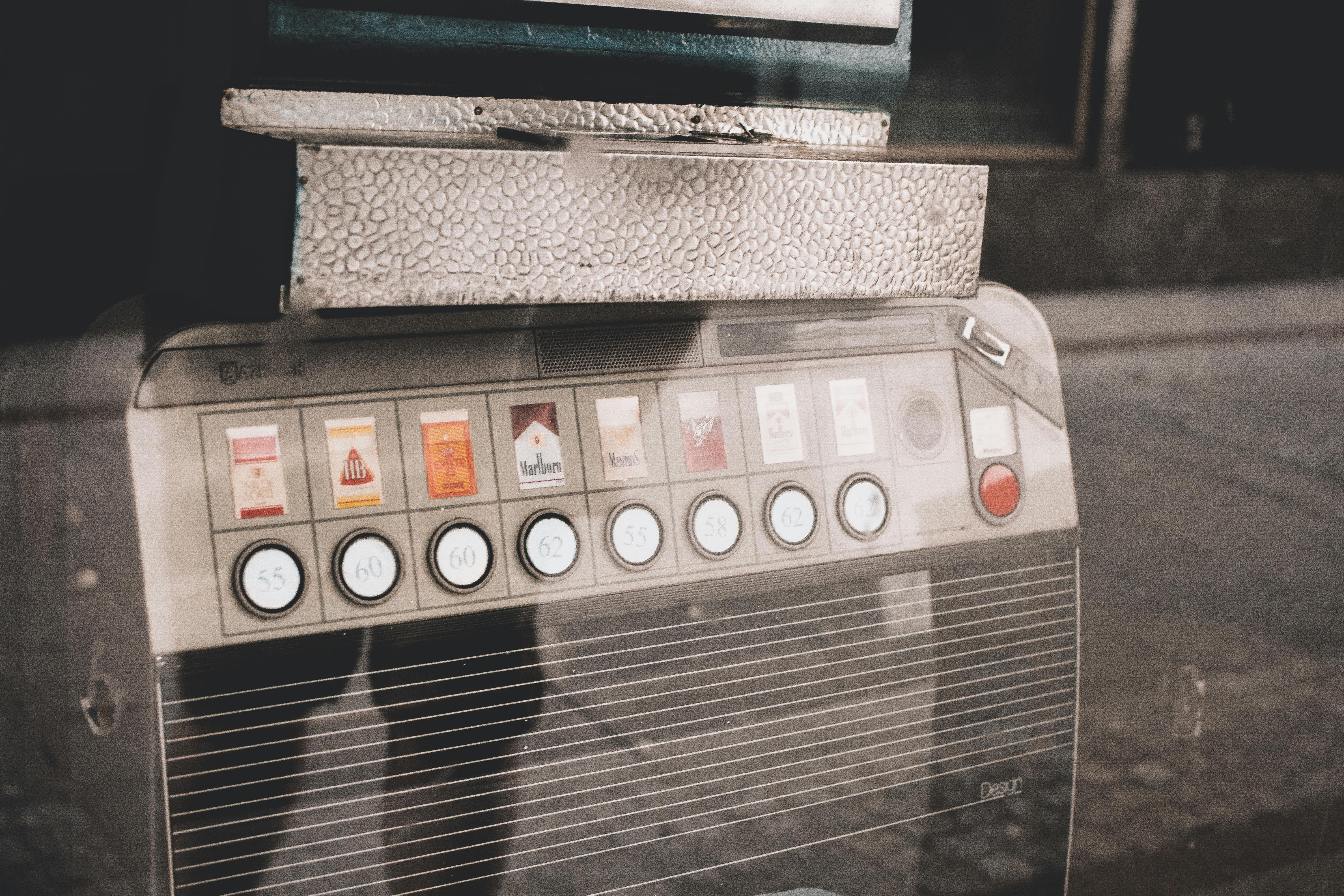 Vintage Zigaretten Automat zeigt Marlboro Zigaretten