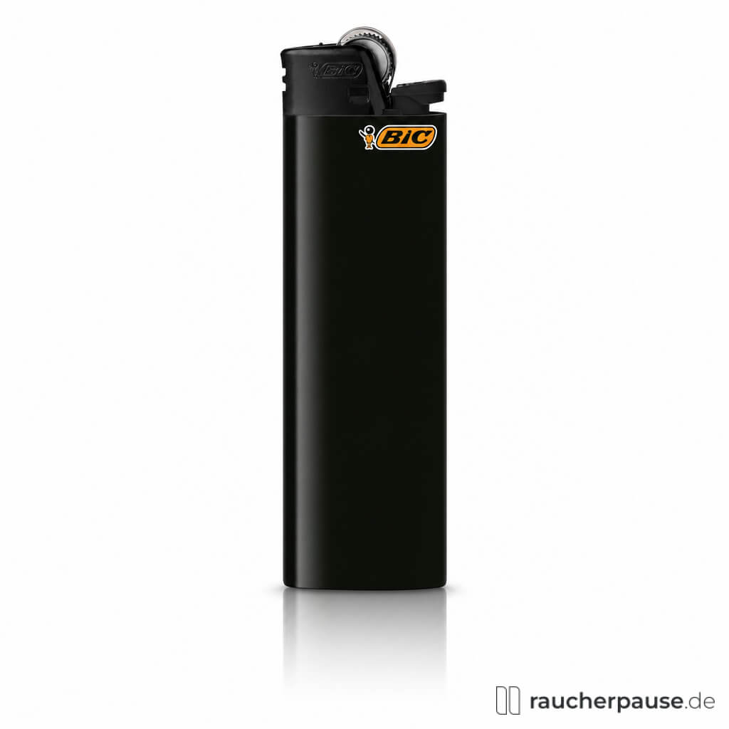 Schwarzes BIC Maxi J26 Feuerzeug All Black mit gelb-orangem Logo in Schachtelform.