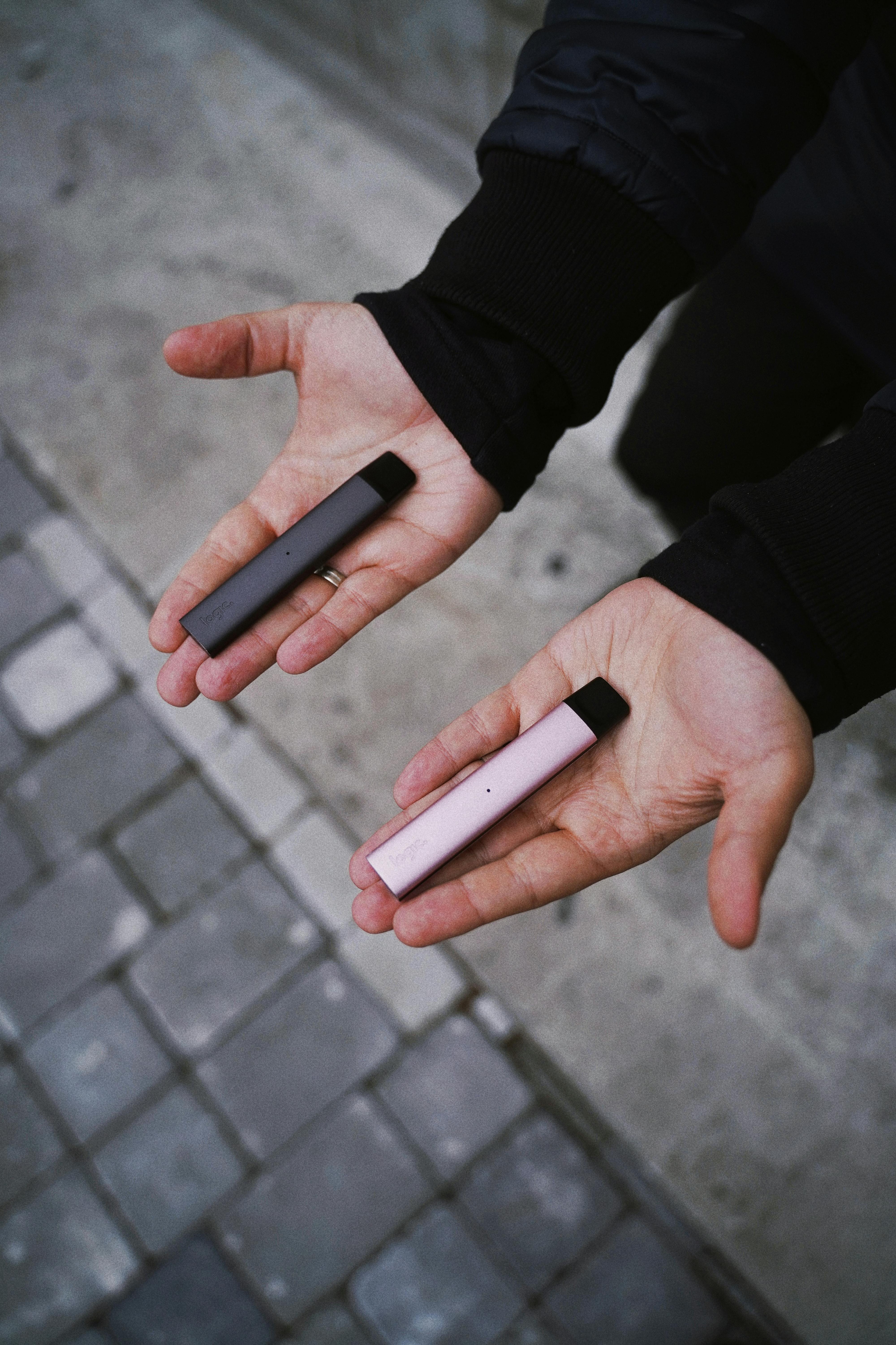 zwei Vapes in zwei Händen