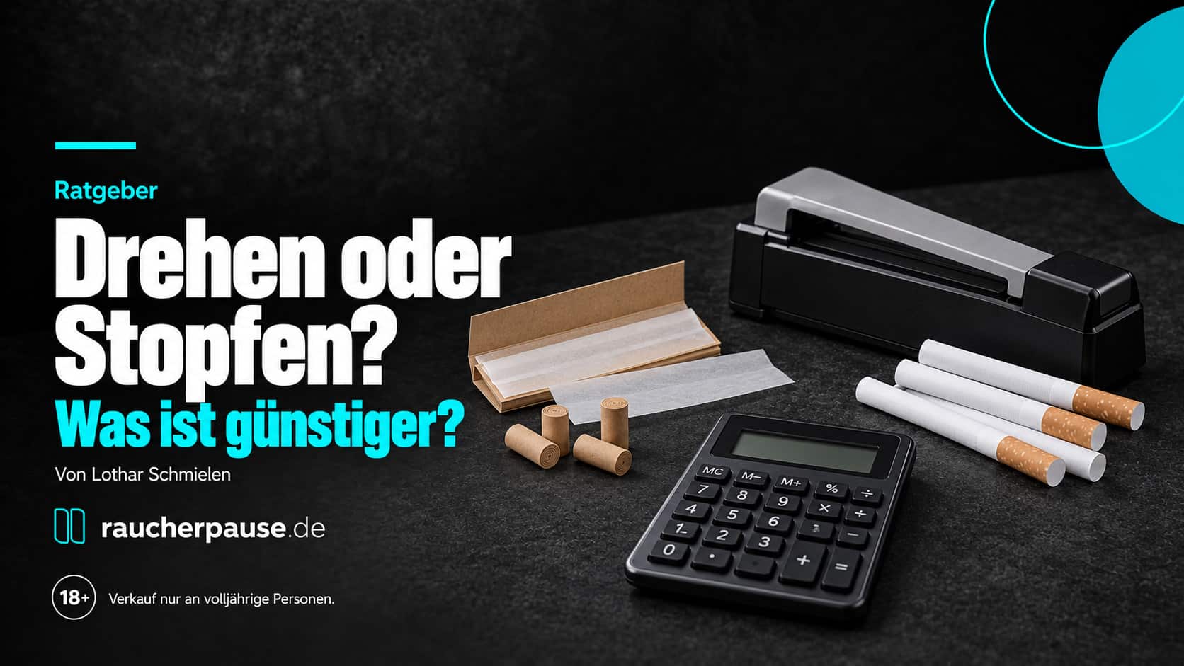 Blättchen und Filter neben einem manuellen Stopfgerät, Zigarettenhülsen und einem Taschenrechner auf dunklem Untergrund.