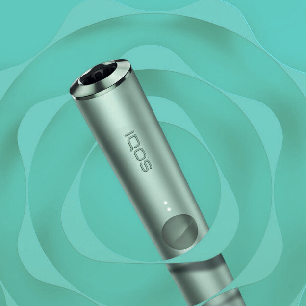 IQOS Tabak Erhitzer mit grünen Hintergrund
