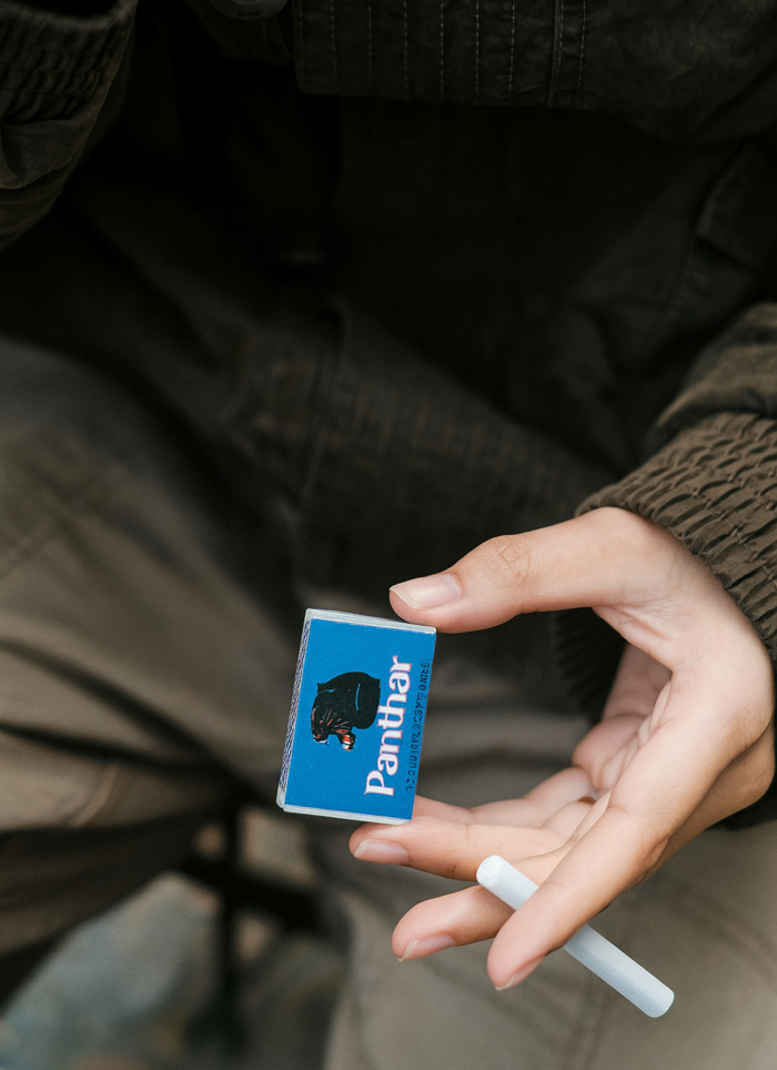 Person die eine Packung Streichhölzer hält