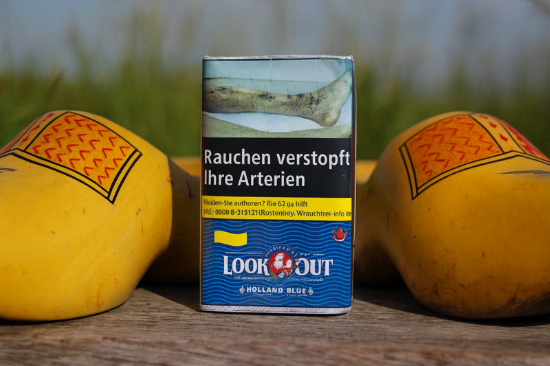 Look Out Tabak Pouch neben Holländischen Holzschuhen