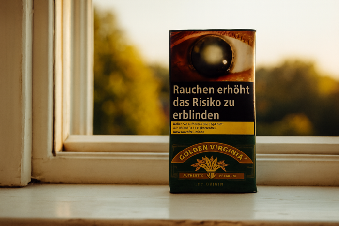 Golden Virginia Tabak Pouch auf einer Fensterbank im Spätsommerlichem Vibe