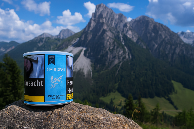 Gauloises Tabak Dose auf einem Stein mit schöner Berg Aussicht