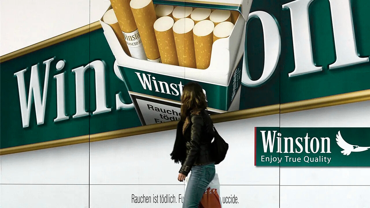 Winston Werbebanner mit Frau im Vordergrund. 