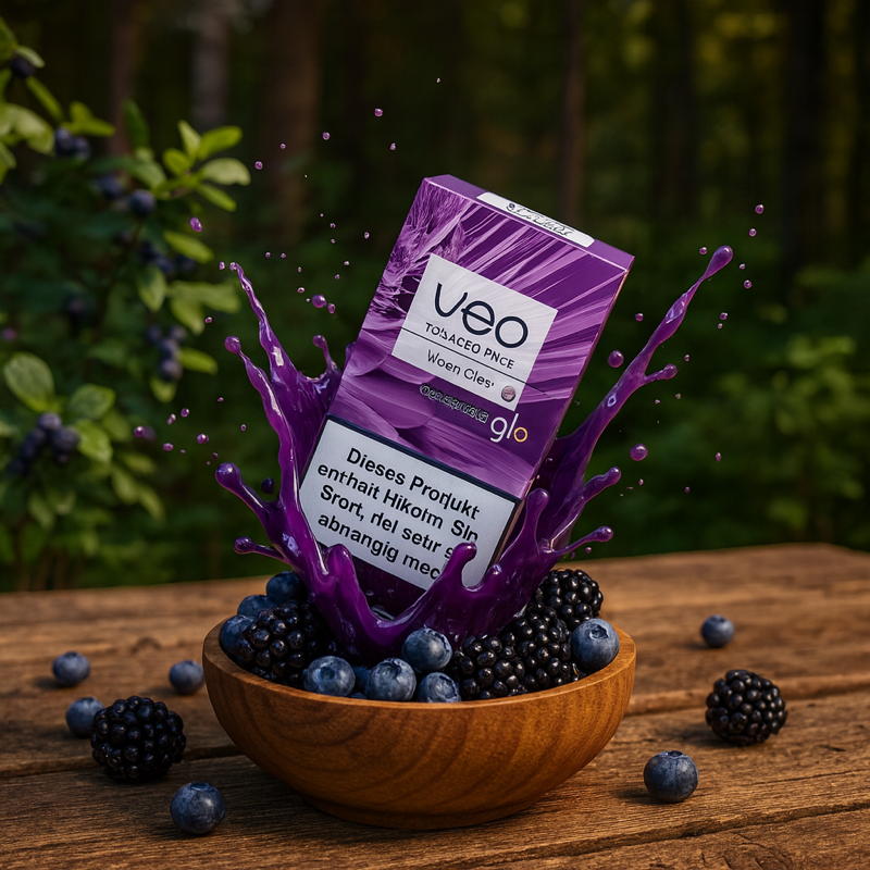 Glo Veo Sticks Blaubeere in einer Schale in Explosion voller Blau und Brombeeren, im Wald mit Blaubeerbüschen im Hintergrund