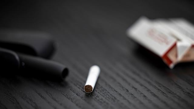 weiß Zigarettenstick auf schwarzem Tisch