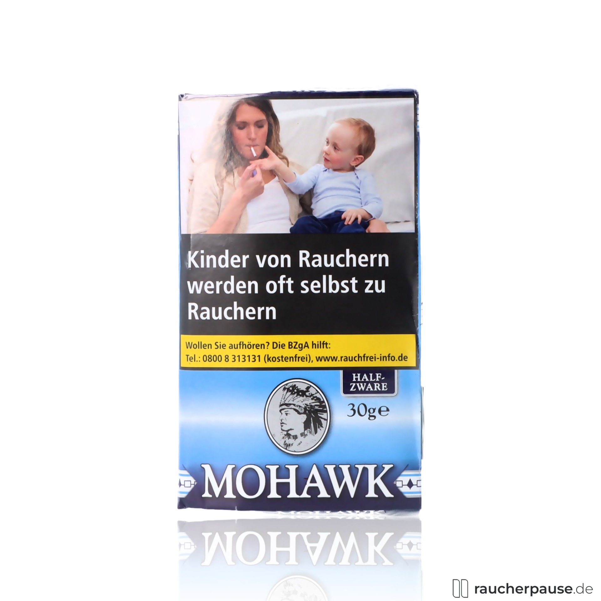 Mohawk Blue Halfzware Tabak 30g Pouch: Blauer Hintergrund mit stilisiertem Indianer-Gesicht im weißen Logo.