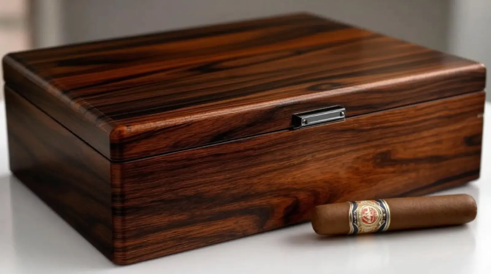 Zigarrillo Holzdose mit Zigarre davor