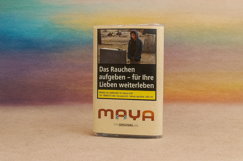 Maya Tabak Pouch vor pastellfarbenem Hintergrund
